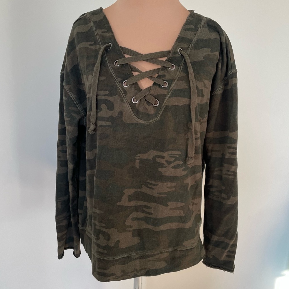SANCTUARY Green Camo Print V Neck Lace Up Pullover Sweatshirt Top Soft Size S